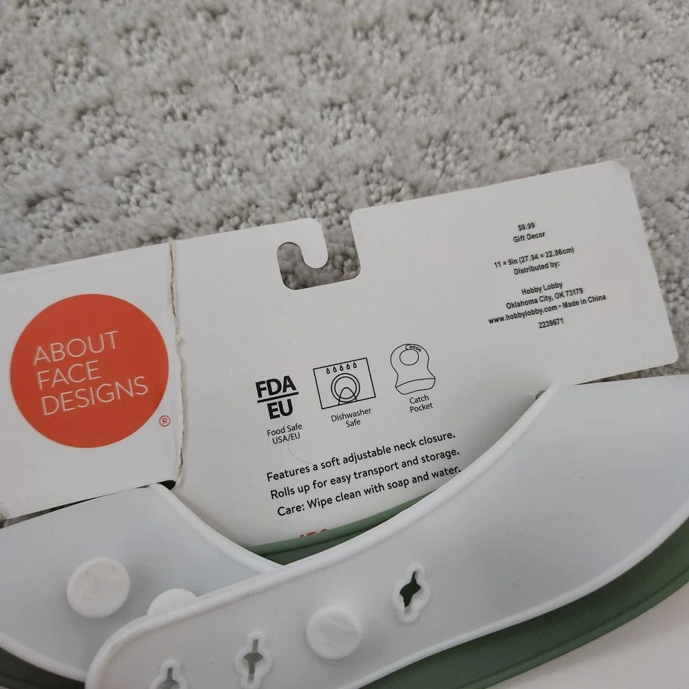 Silicone Bib Mom Thinks She's In Charge Green size 6M+ NEW